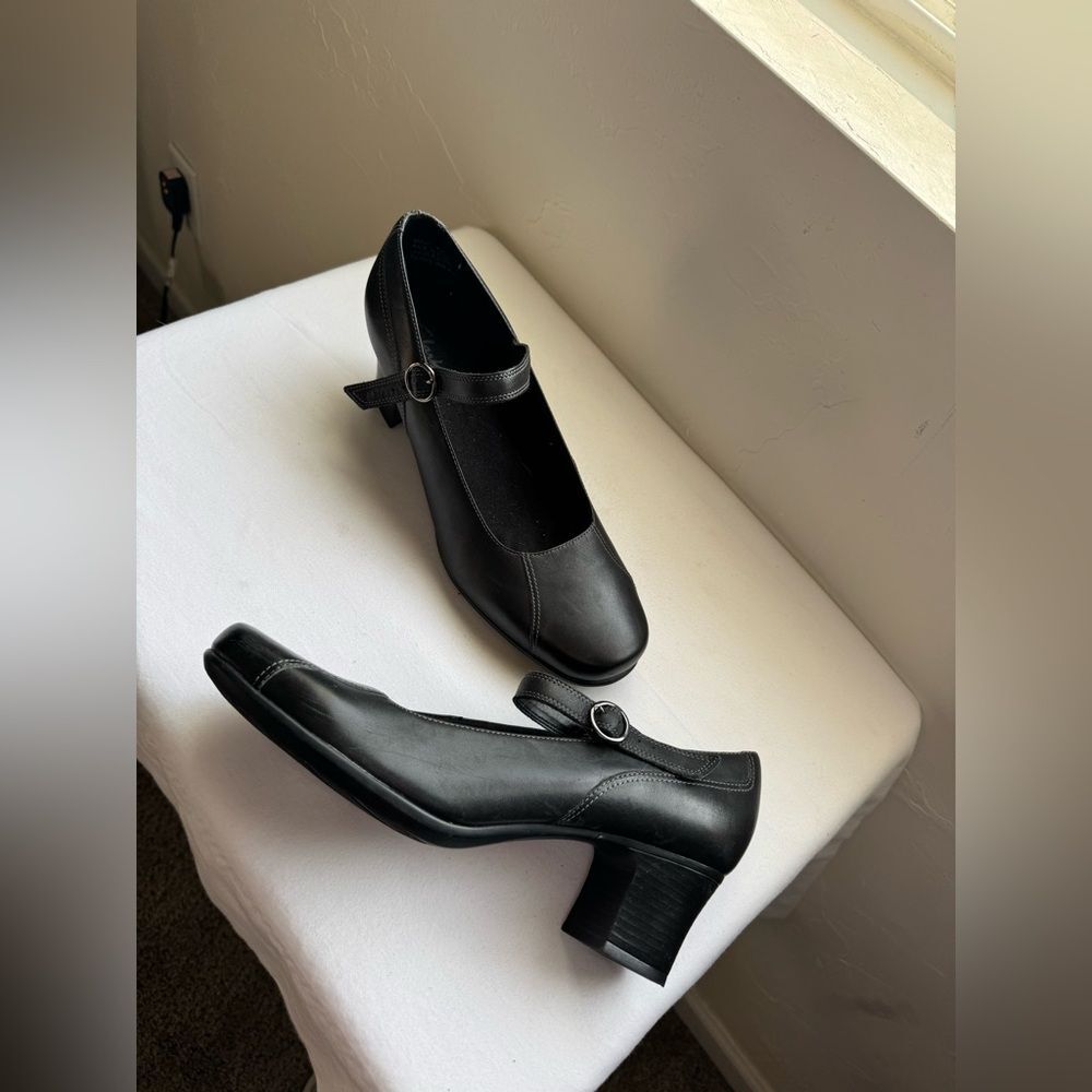 Clarks Black Mary Jane block Heel rounded toe, adjustable buckle strap.Size 9.5